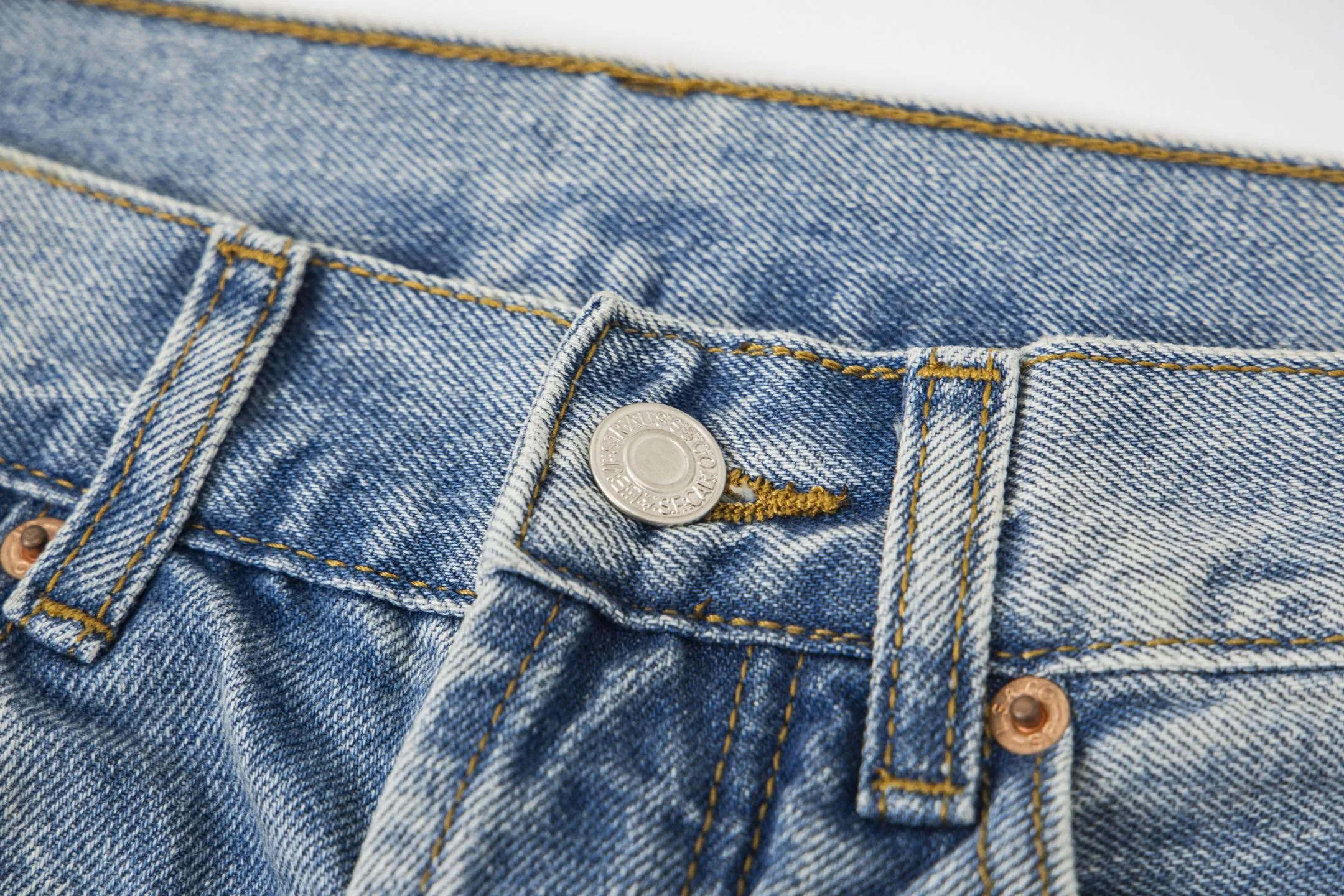 #8197 P220💰 DENIM TEARS Kapok American niche brand printed washed straight jeans. Produced by a major washed factory. Full of high-end feel. Knee part destroyed design with patchwork design. Already used as facade design. Leather waist nameplate. The focus of this style is not on washing, but on the destroyed shape and version. The secret lies in the craftsmanship of the master. The cost of post-production grinding, machining, knife cutting, etc. is far beyond comparison with assembly line products. Color: black, blue, gray. Size: 28-36 (corresponding to S-XXL)